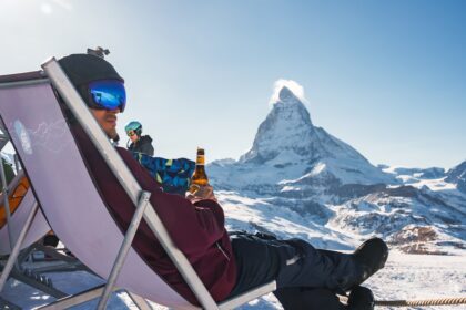 Fra fly til fjeld: Sådan gør en pakkerejse din skiferie til tjekkiet problemfri
